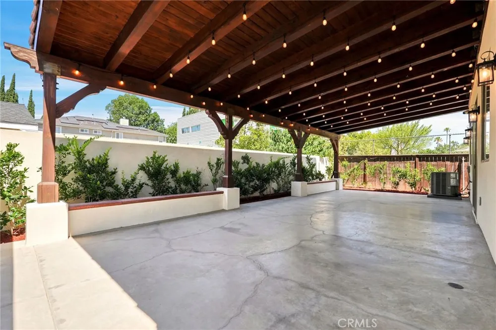 7861 Fluffy Duckling Lane Winnetka, CA 91306
