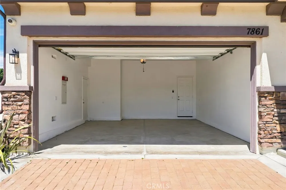 7861 Fluffy Duckling Lane Winnetka, CA 91306