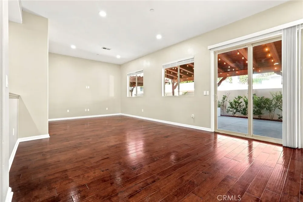 7861 Fluffy Duckling Lane Winnetka, CA 91306