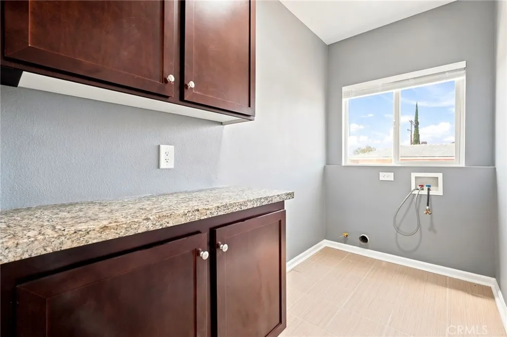 7861 Fluffy Duckling Lane Winnetka, CA 91306