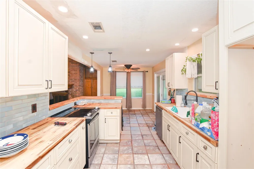7301 Avenue L 1/2 Santa Fe, TX 77510