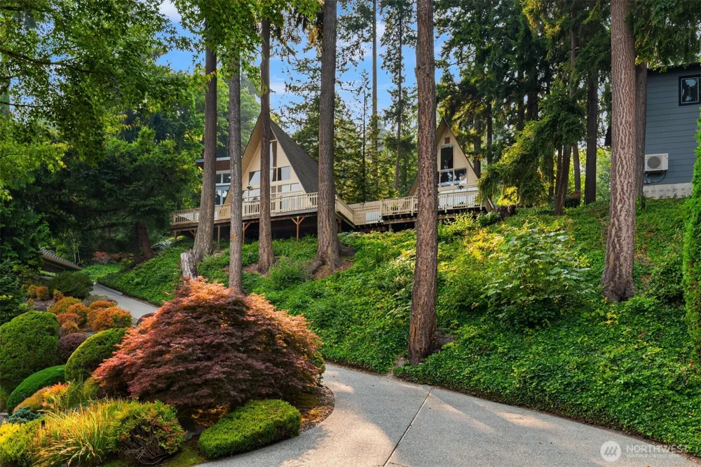 1602 W Lake Sammamish Parkway SE Bellevue, WA 98008
