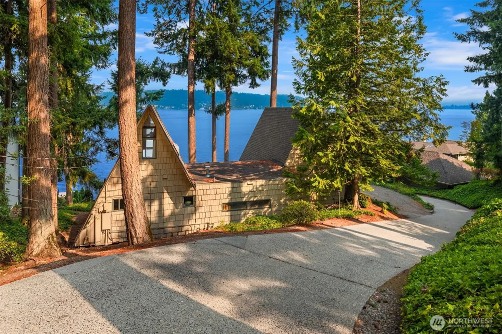 1602 W Lake Sammamish Parkway SE Bellevue, WA 98008