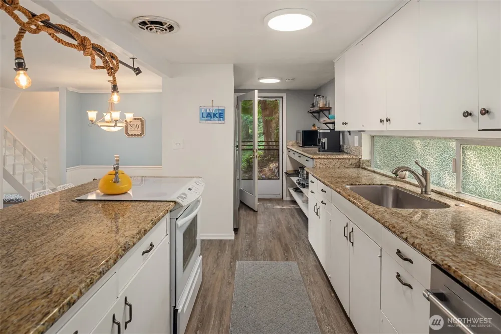 1602 W Lake Sammamish Parkway SE Bellevue, WA 98008