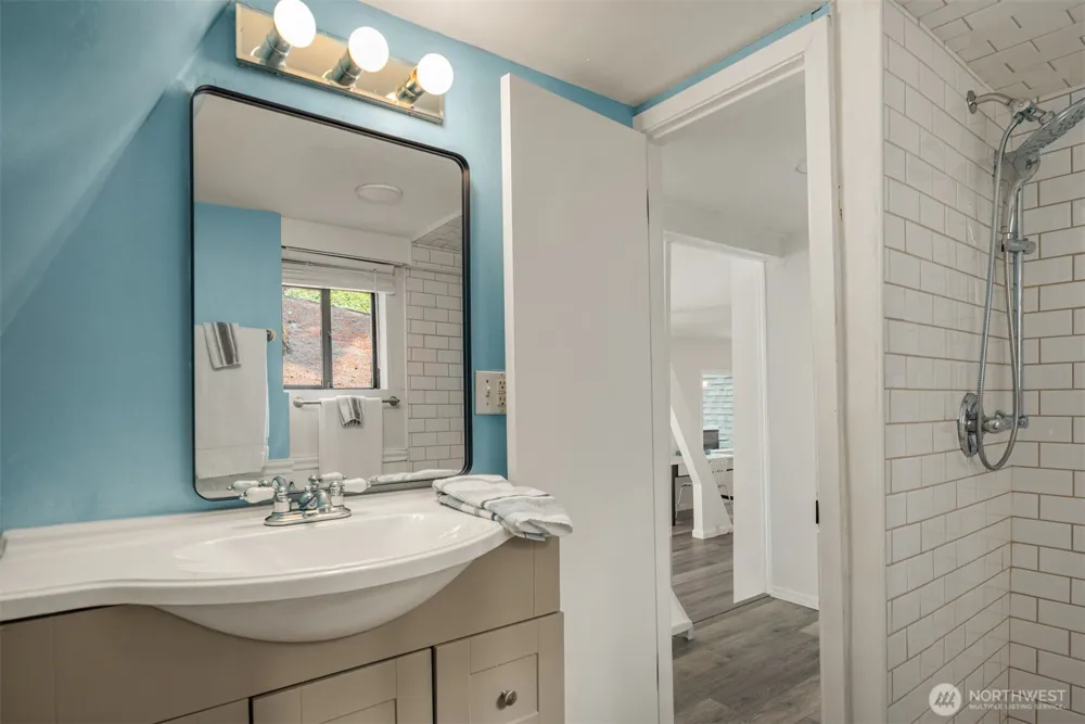 1602 W Lake Sammamish Parkway SE Bellevue, WA 98008