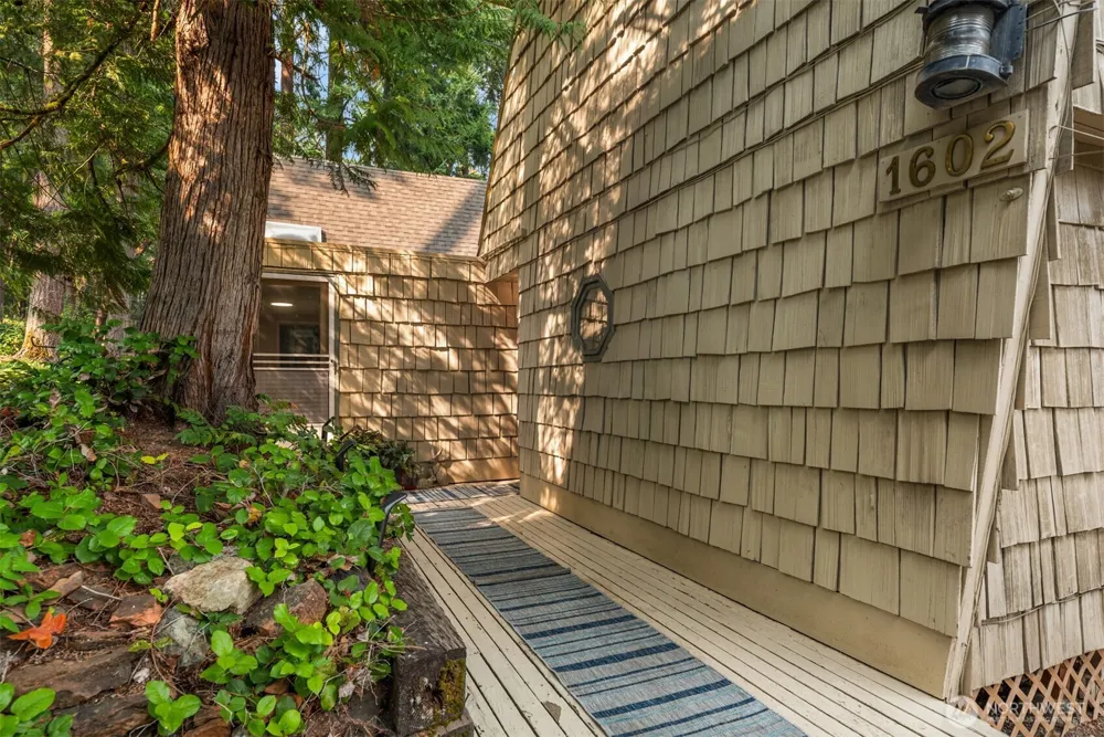 1602 W Lake Sammamish Parkway SE Bellevue, WA 98008