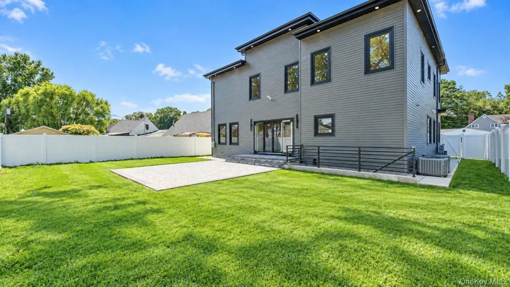 79 Greenbelt Lane East Meadow, NY 11756