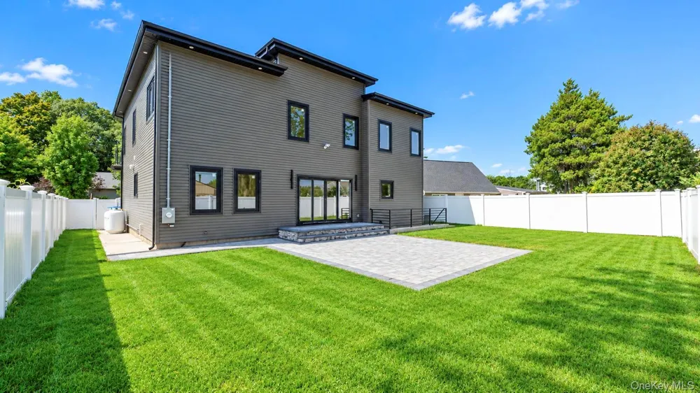 79 Greenbelt Lane East Meadow, NY 11756
