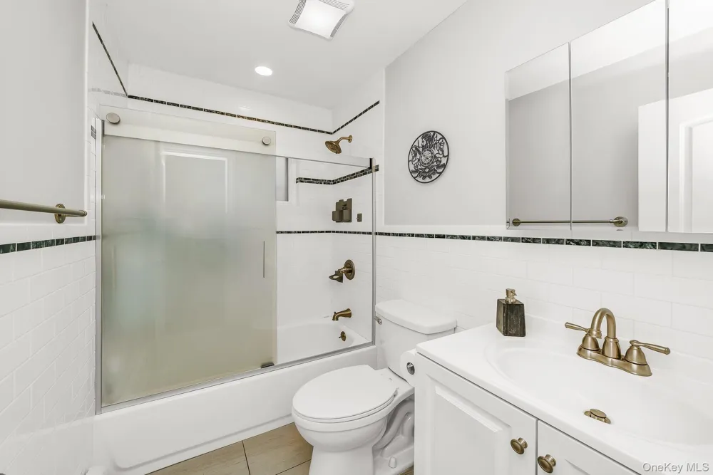 12 Squirrel Lane Levittown, NY 11756
