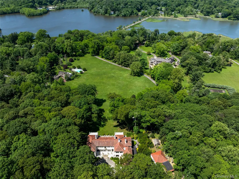 100 Horseshoe Road Mill Neck, NY 11765