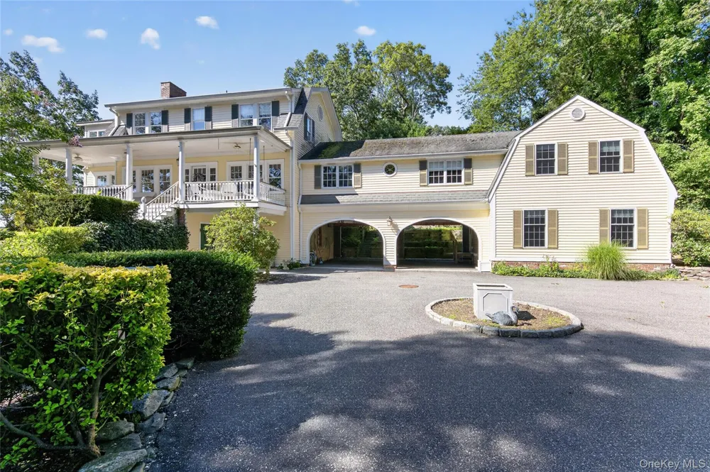 10 Holden Lane Bayville, NY 11709