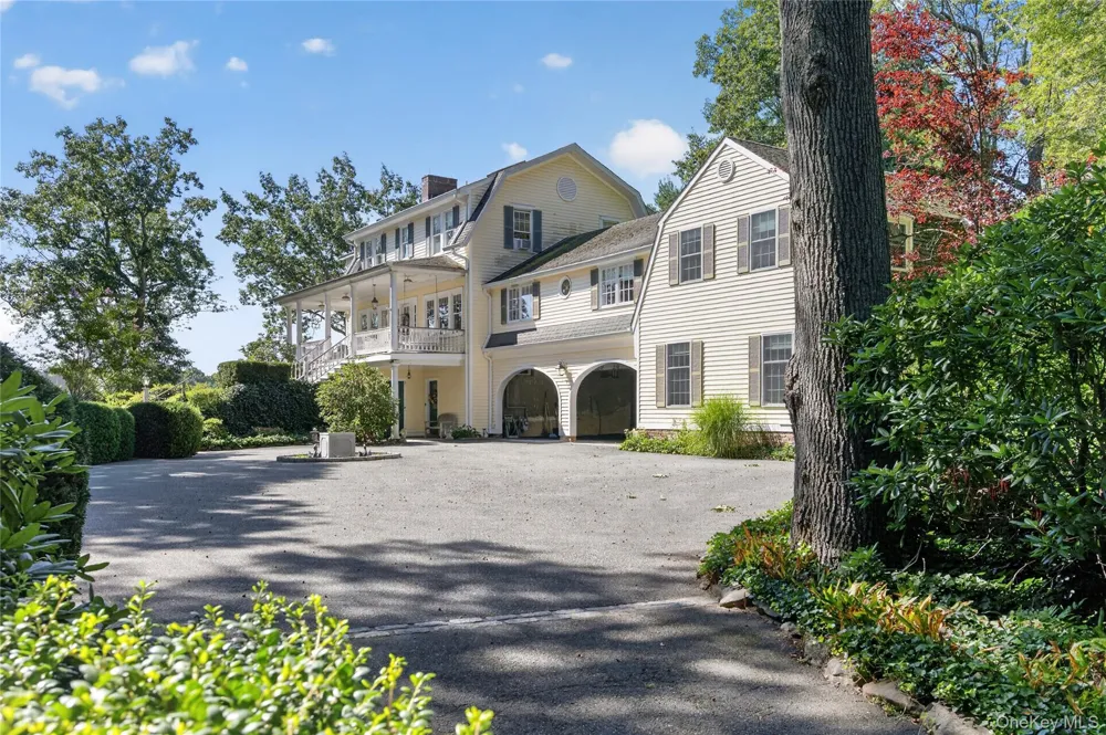10 Holden Lane Bayville, NY 11709