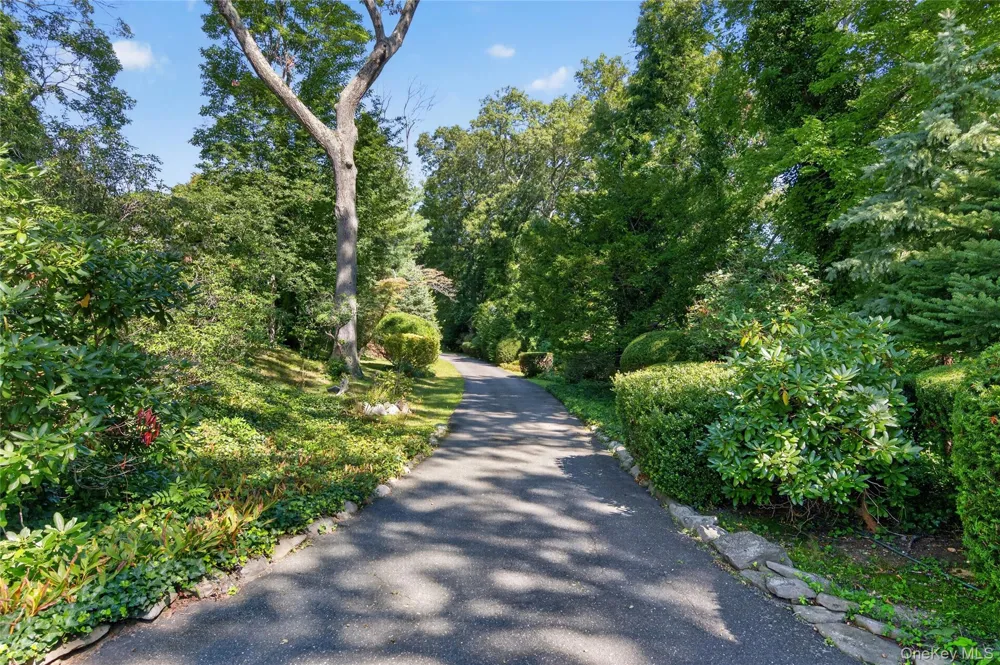 10 Holden Lane Bayville, NY 11709