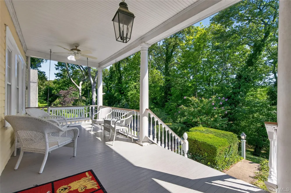 10 Holden Lane Bayville, NY 11709