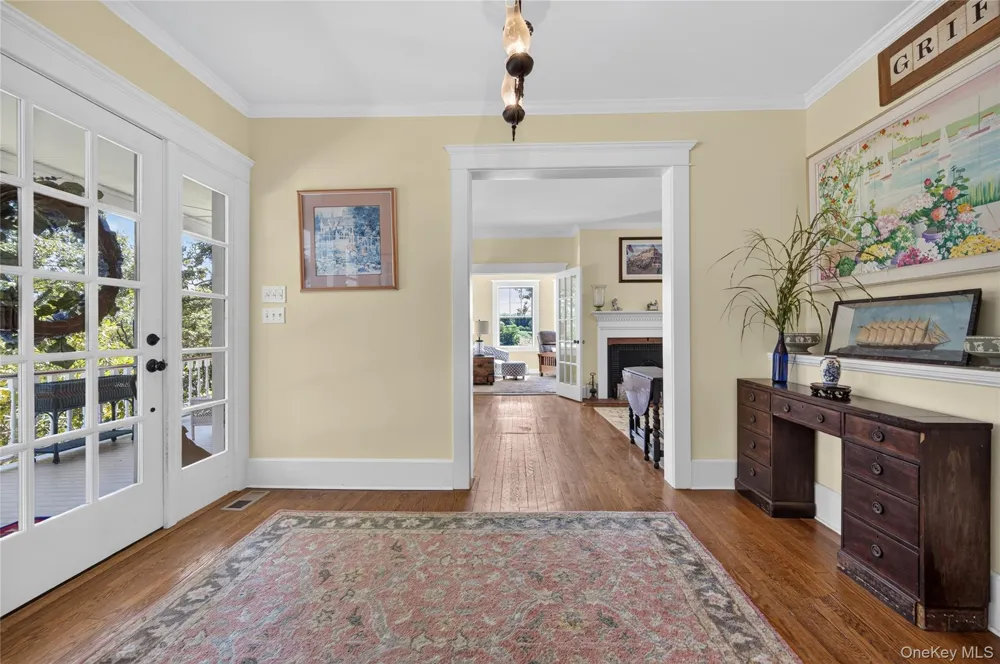 10 Holden Lane Bayville, NY 11709
