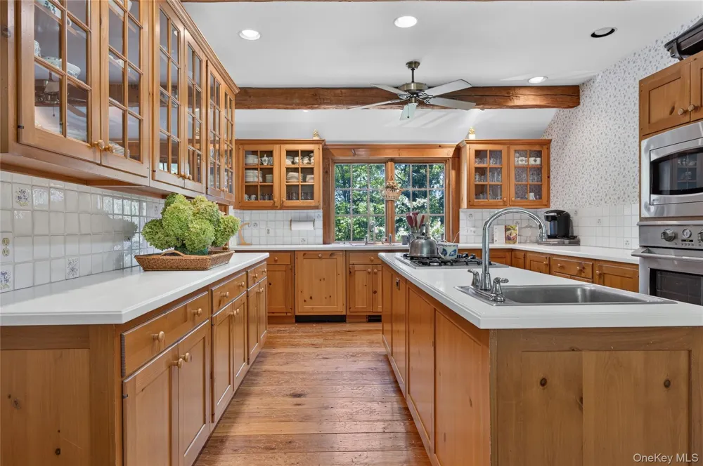 10 Holden Lane Bayville, NY 11709