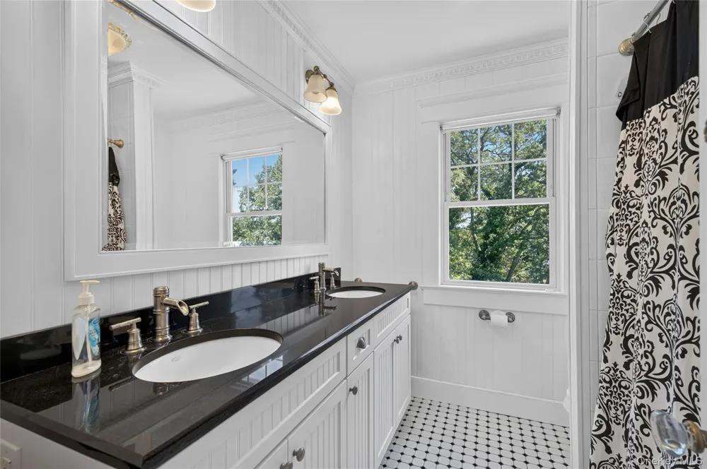 10 Holden Lane Bayville, NY 11709