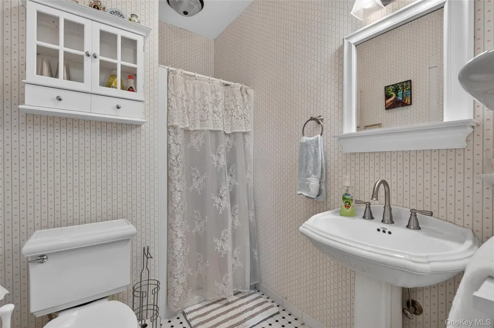 10 Holden Lane Bayville, NY 11709