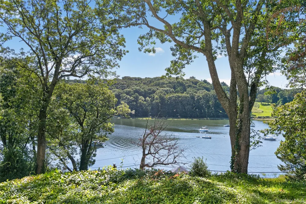 10 Holden Lane Bayville, NY 11709