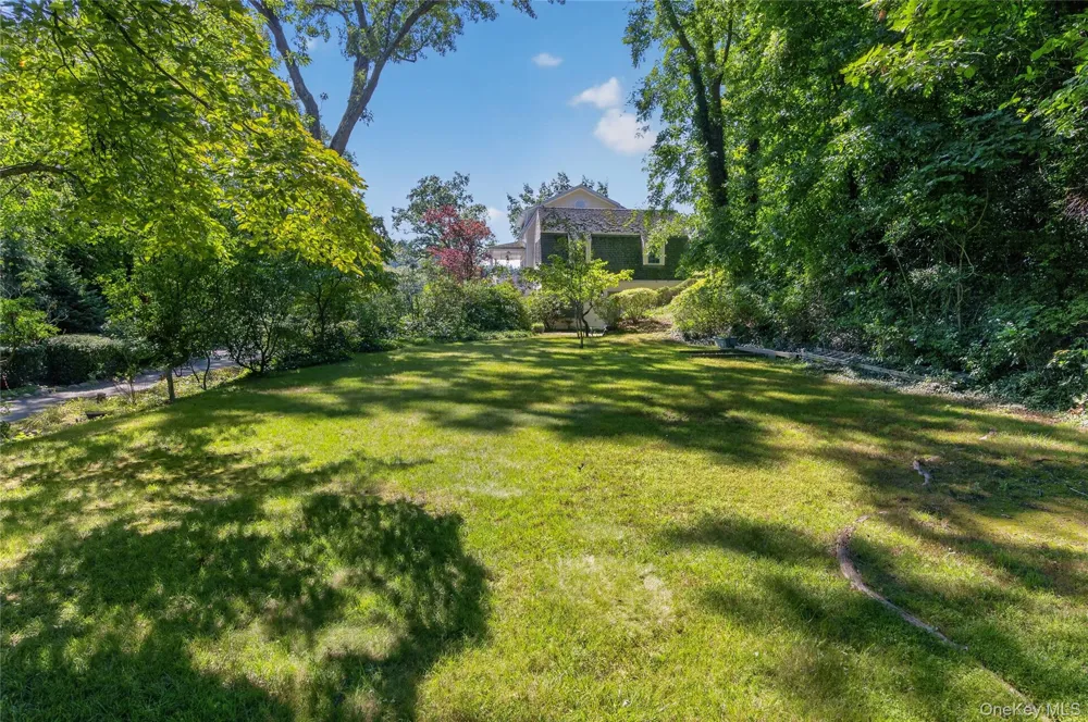 10 Holden Lane Bayville, NY 11709