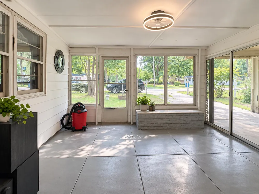 1362 E Summit Avenue Muskegon, MI 49444