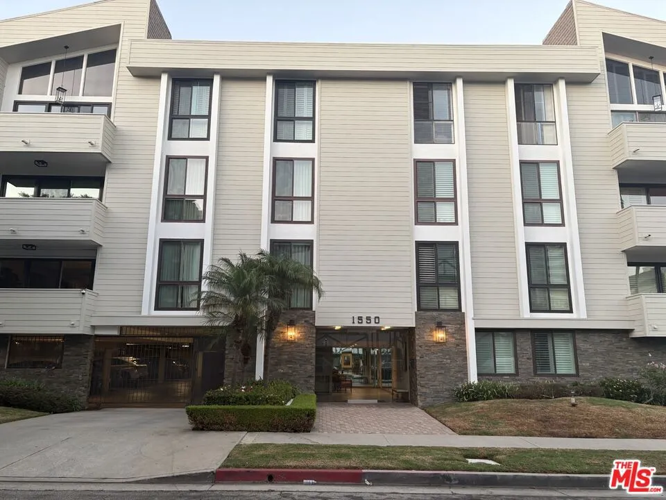 1550 Greenfield Avenue #201 Los Angeles, CA 90025