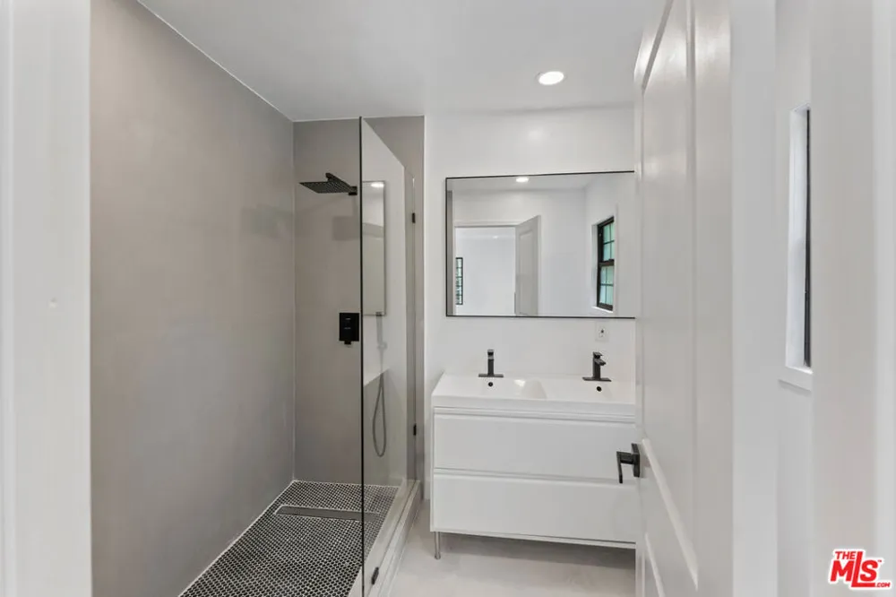 1800 E Benedict Canyon Drive Beverly Hills, CA 90210