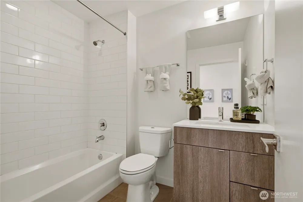 3043 C 21st Avenue W Seattle, WA 98199