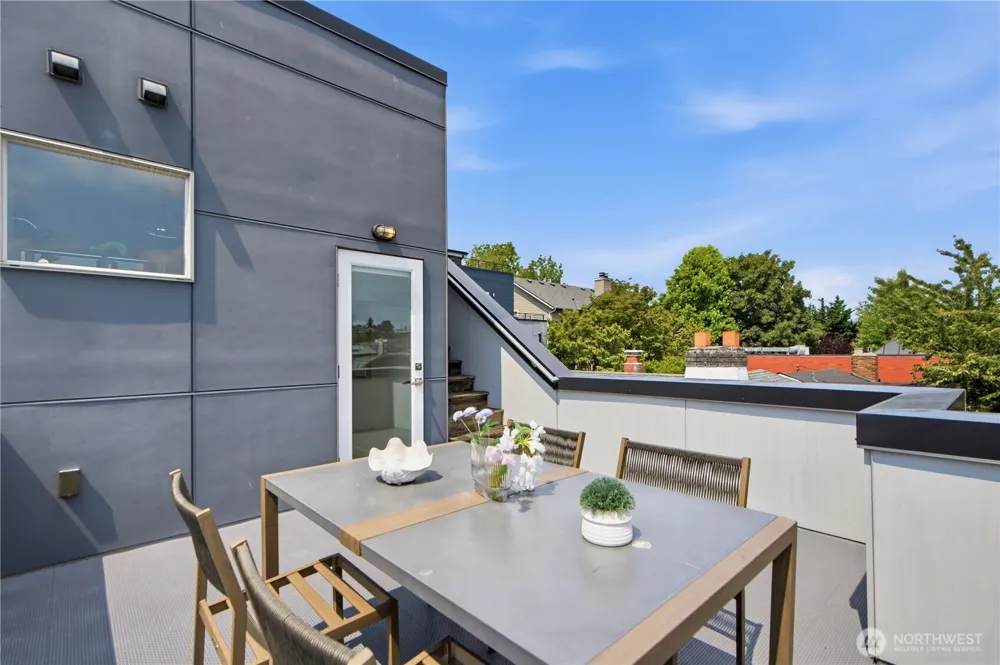 3043 C 21st Avenue W Seattle, WA 98199