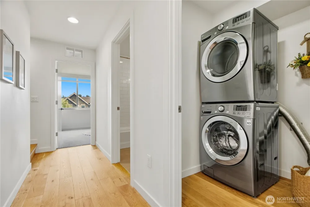 3043 C 21st Avenue W Seattle, WA 98199