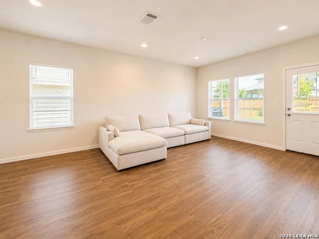 5016 Snap Hook San Antonio, TX 78261