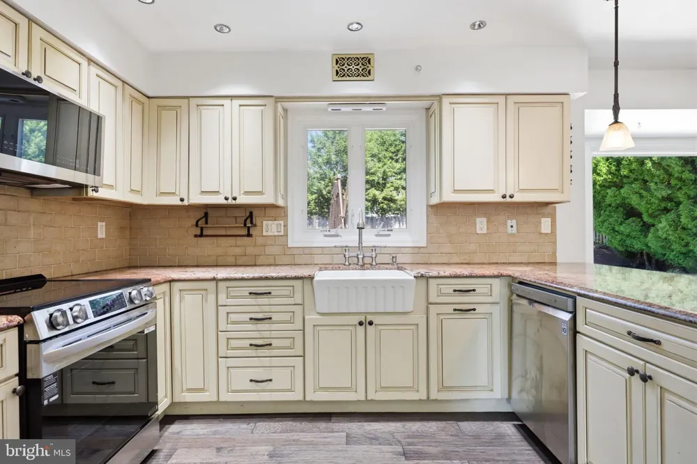 1272 KNOX DRIVE Yardley, PA 19067