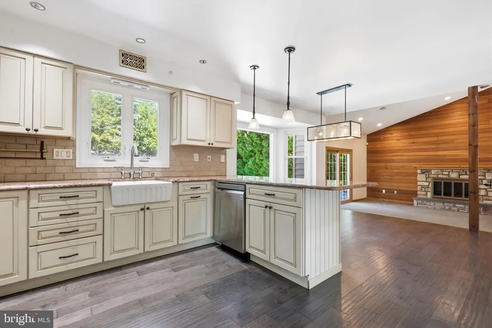 1272 KNOX DRIVE Yardley, PA 19067