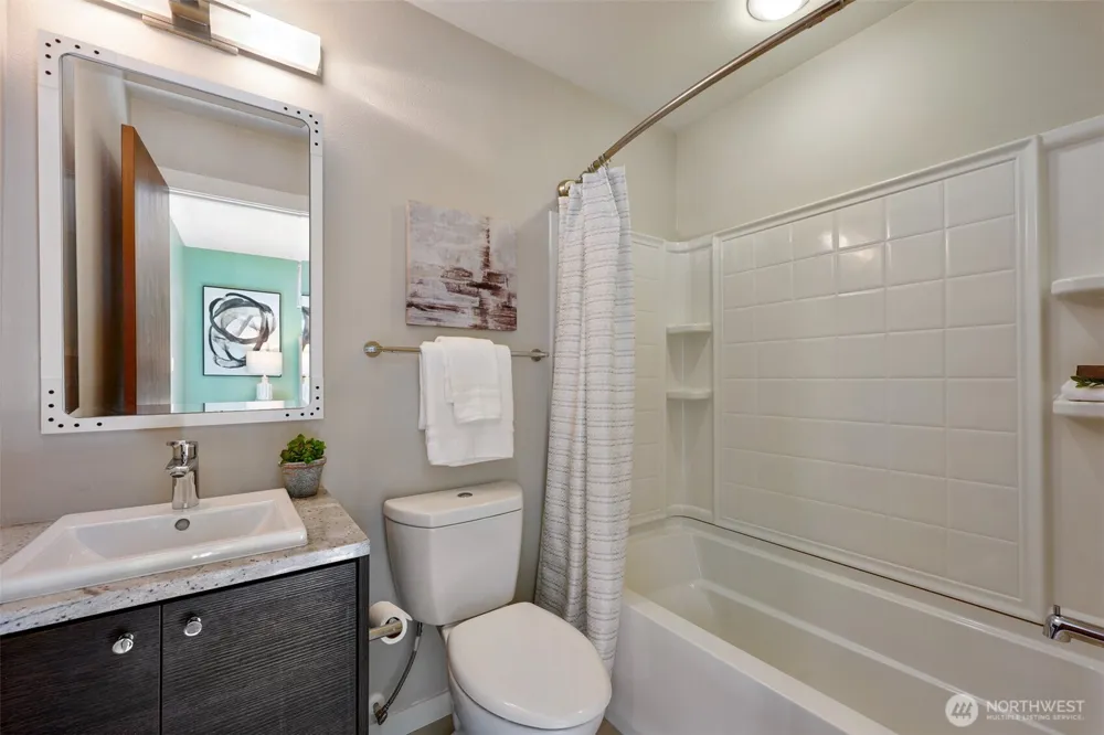 6533 34th Avenue SW #B Seattle, WA 98126