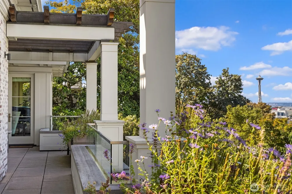 1065 Summit Avenue E Seattle, WA 98102