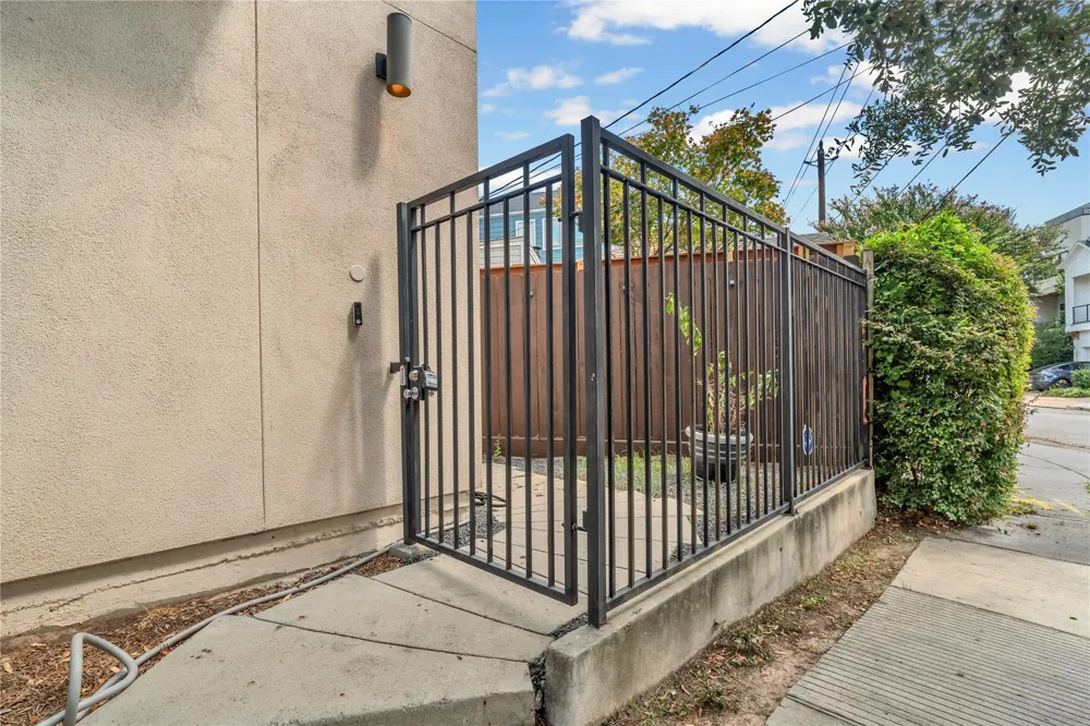 1624 Vermont Street Houston, TX 77006