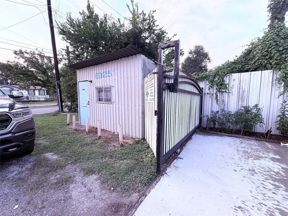 6325 Cullen Boulevard Houston, TX 77021