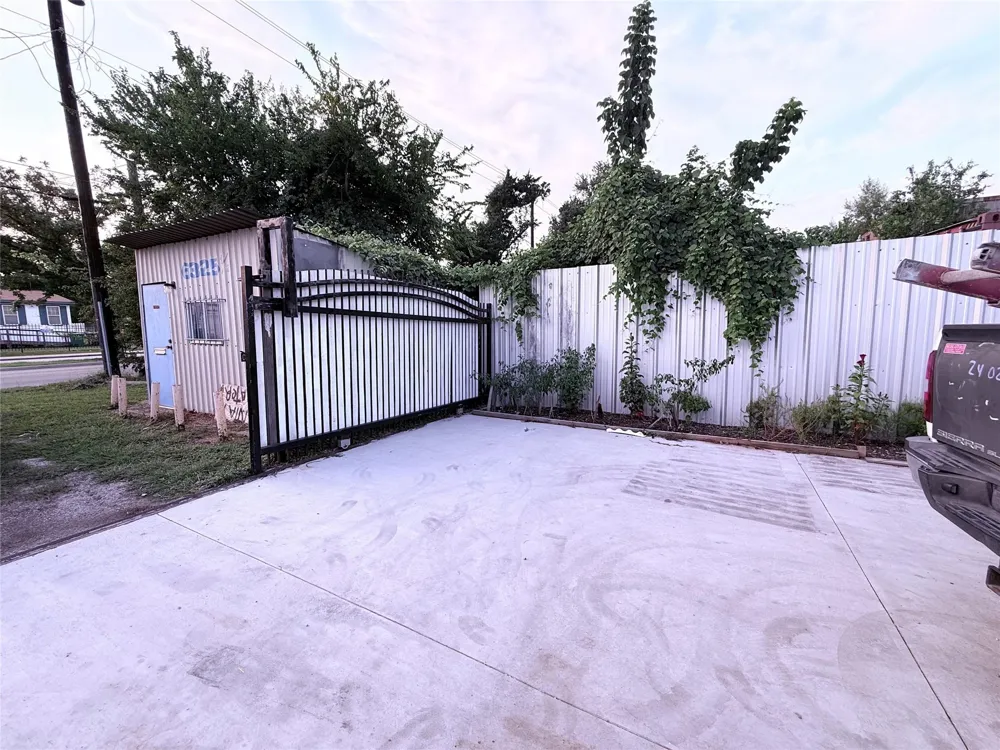 6325 Cullen Boulevard Houston, TX 77021