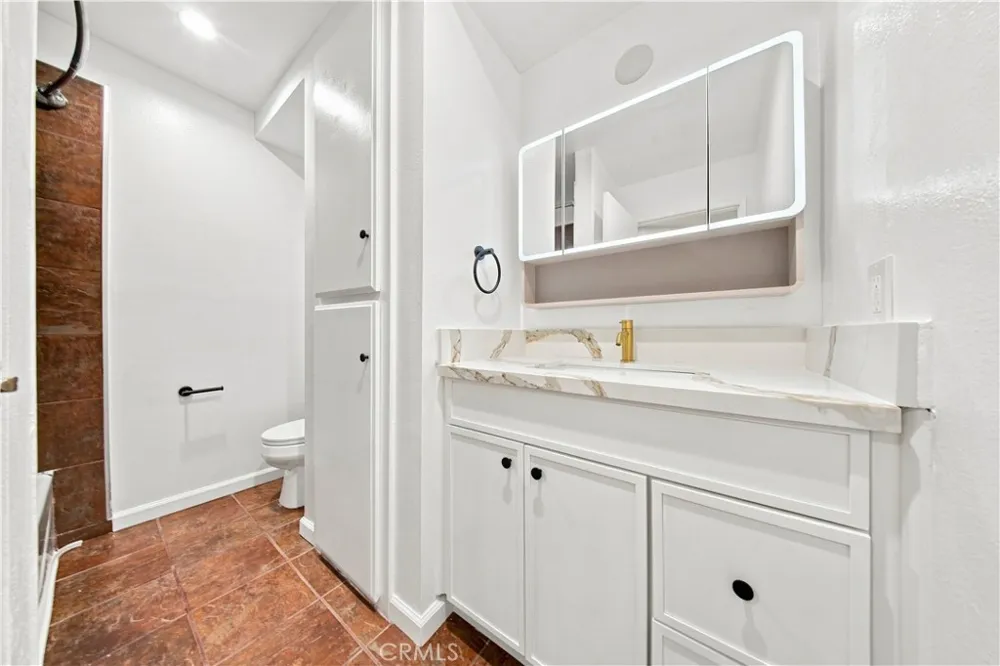 6815 Remmet Avenue #212 Los Angeles, CA 91303