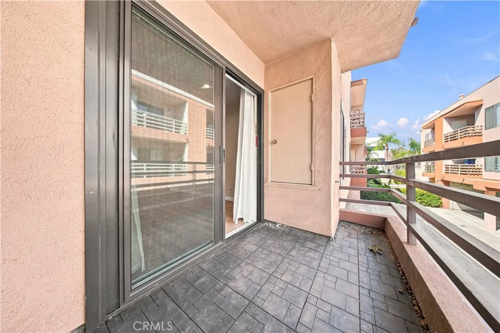 6815 Remmet Avenue #212 Los Angeles, CA 91303