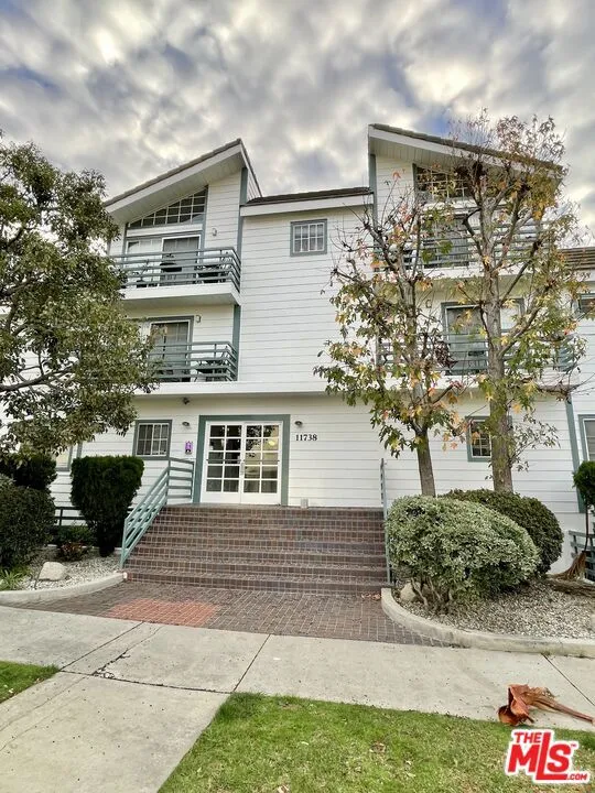 11738 Mayfield #106 Los Angeles, CA 90049