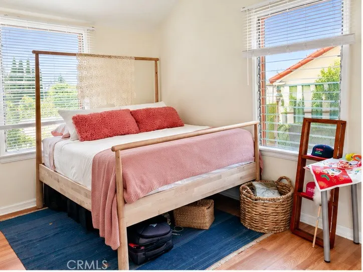 2572 Silver Ridge Los Angeles, CA 90039