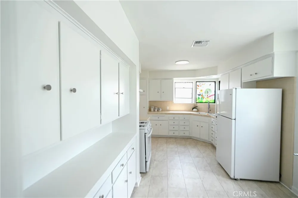 2572 Silver Ridge Los Angeles, CA 90039