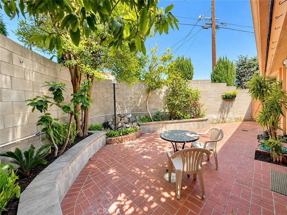 2572 Silver Ridge Los Angeles, CA 90039