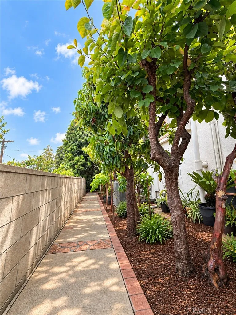 2572 Silver Ridge Los Angeles, CA 90039