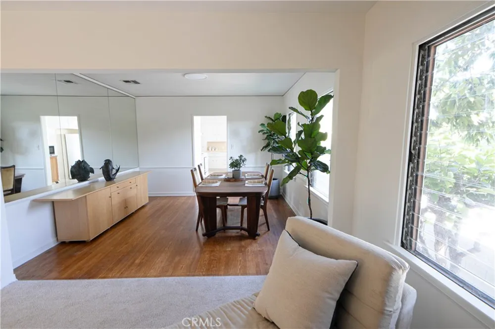 2572 Silver Ridge Los Angeles, CA 90039