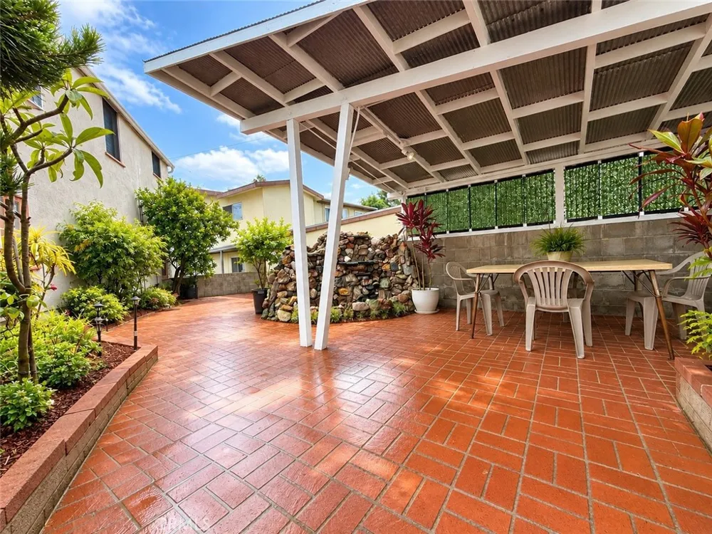 2572 Silver Ridge Los Angeles, CA 90039