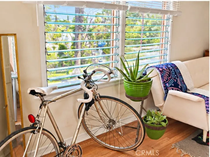 2572 Silver Ridge Los Angeles, CA 90039