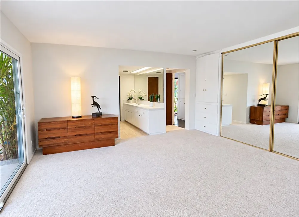 2572 Silver Ridge Los Angeles, CA 90039
