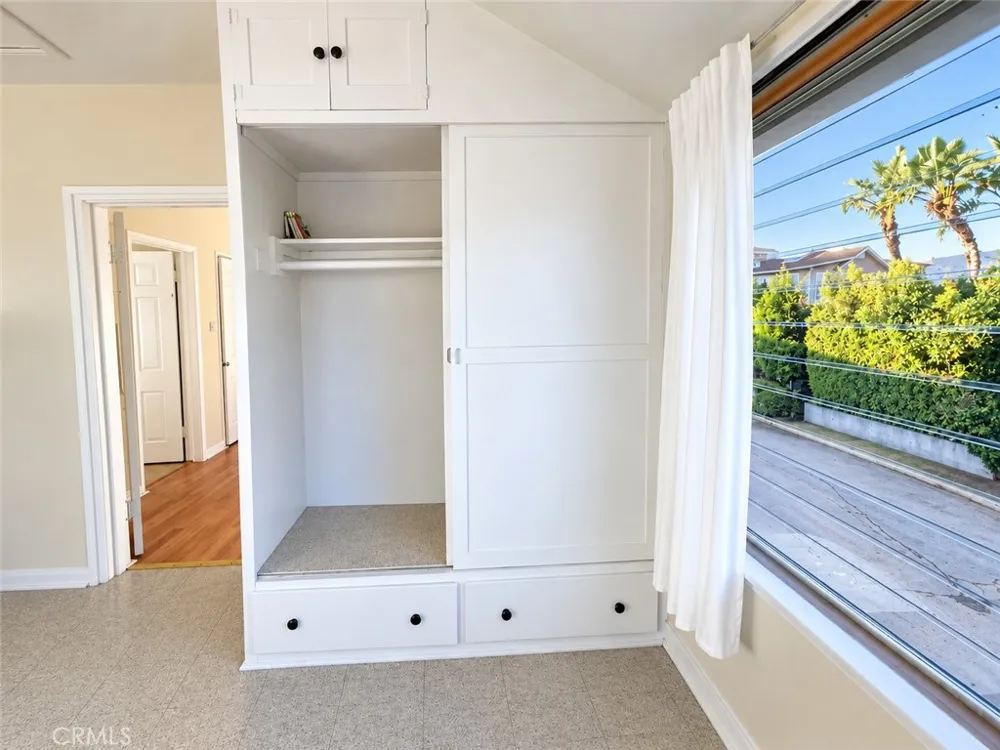 2572 Silver Ridge Los Angeles, CA 90039